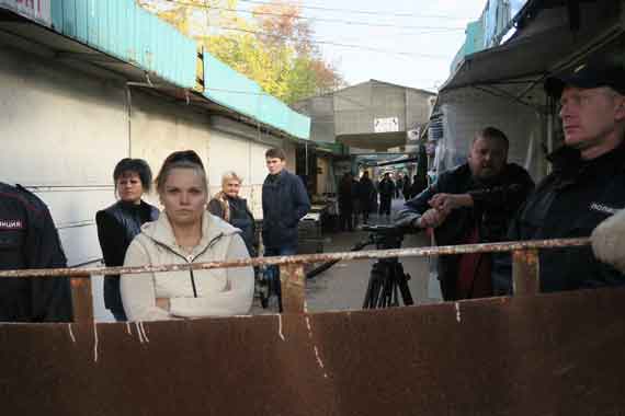 Растерянные предприниматели оказались в загоне - они суетливо собирали вещи, нервно курили и просили объяснений.