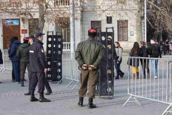 металлоискатели на площади Нахимова, через рамочки