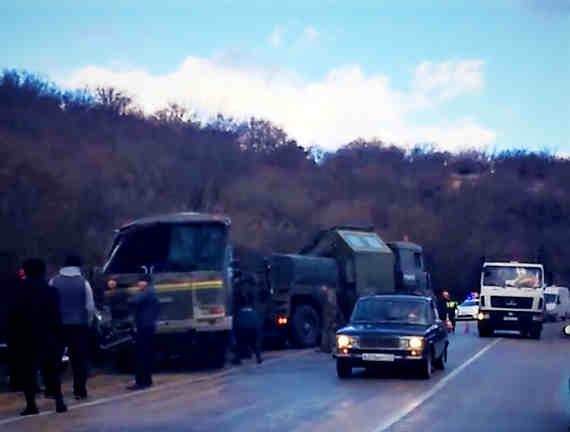  авария произошла в районе Сапун-горы, на спуске к Ялтинскому кольцу. На опубликованных видеороликах видно, что автобус опрокинут набок, а поврежденный легковой автомобиль находится за пределами проезжей части