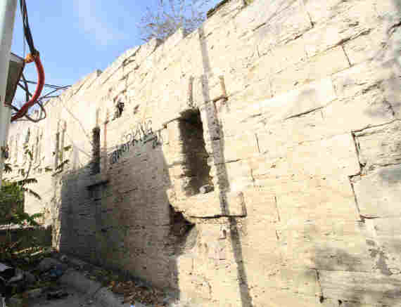 Часть восточной оборонительной стены (середина XIX в.) с ружейными бойницами. Современное состояние.