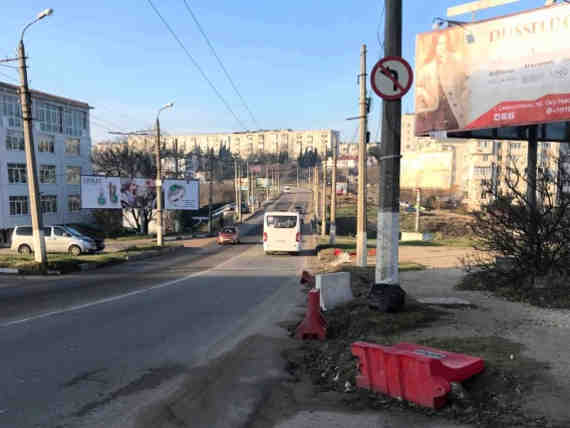 Реконструкция автомобильного моста в Карантинной балке должна была завершиться 20 декабря. Однако дальше вырубки деревьев вдоль дороги и археологических раскопок на улице Шостака дело с августа так и не продвинулось.