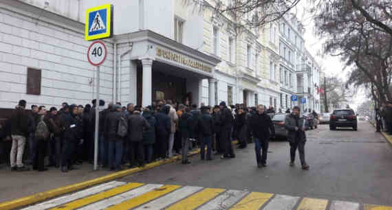 Сегодня около 8 утра под стенами городской прокуратуры в центре города собралось около 300 человек. Это бывшие арендаторы торговых площадей