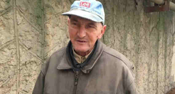 Садиста смогла запечатлеть еще одна горожанка. По словам Горпиенко, нападавший мужчина был с инвентарем дворника, поэтому она не исключает, что это может быть работник одной из городских служб
