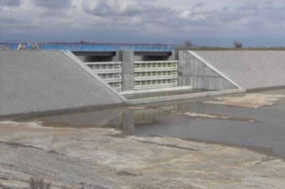 возведение капитальной дамбы, которая полностью блокирует ток днепровской воды по Северо-Крымскому каналу