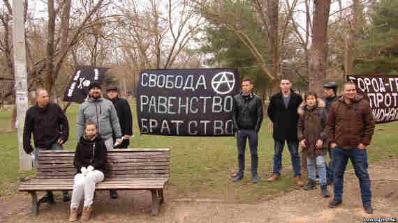 В Севастополе 19 января прошел малочисленный митинг памяти убитых 10 лет назад в Москве адвоката Станислава Маркелова и журналистки Анастасии Бабуровой