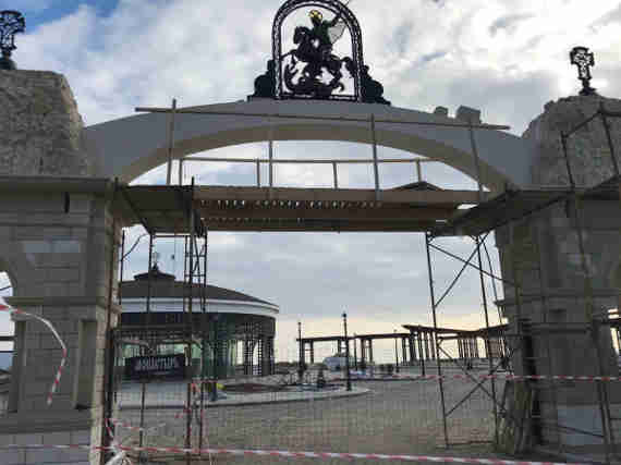 обустройство парковки перед входом в парк и сама входная композиция с аркой на первом этапе строительства не предусматривались