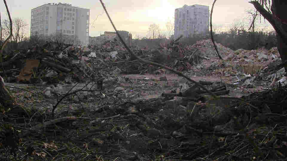 Так территория 54-го завода выглядит сегодня: а месте бывших строений – груды камней и железа
