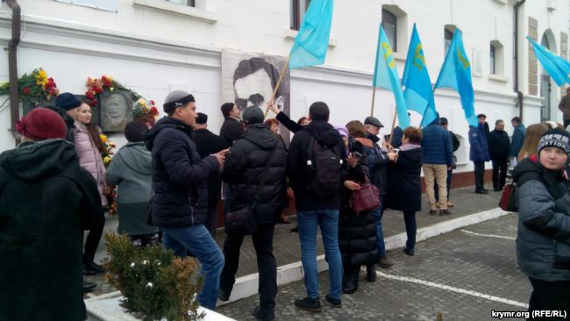 Возле бывшей тюрьмы, где был убит в 1918 году крымскотатарский лидер Номан Челебиджихан