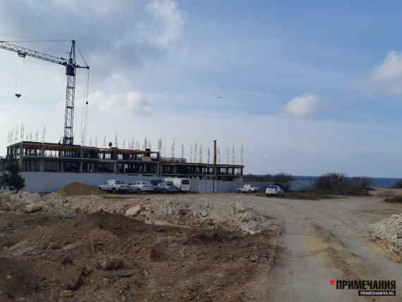 Арматура и бетонная заливка в десяти метрах от уреза воды, блоки, перекрывающие проезд, одна кабинка для переодевания и пять корпусов апартаментов «базы отдыха». Так выглядит благоустройство Солдатского пляжа
