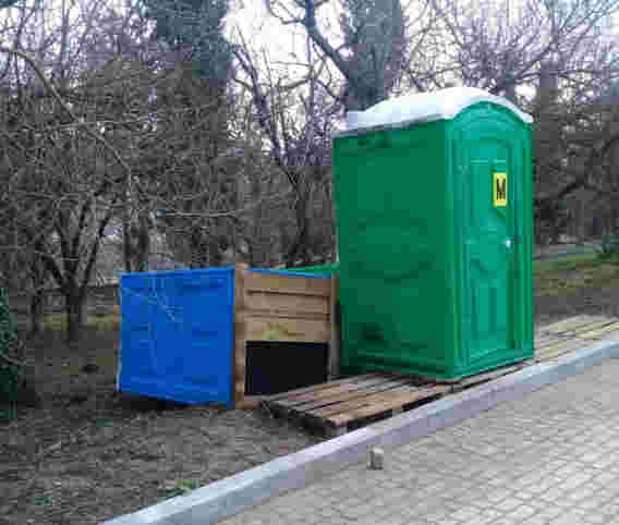 Опрокинутая на землю кабинка биотуалета