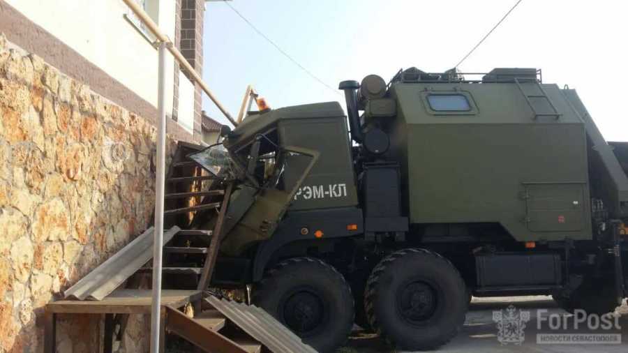 В Севастополе военный грузовик врезался в жилой дом