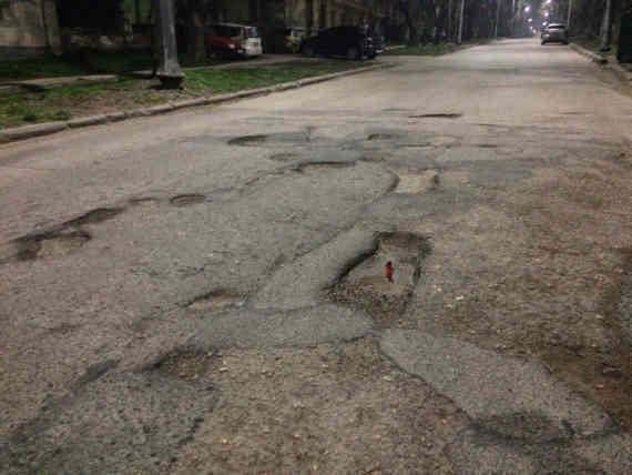 факт халатной работы проведения точечного ремонта «СевАвтодора», который был произведён в конце прошлого года по улице Горпищенко, напротив дома № 8