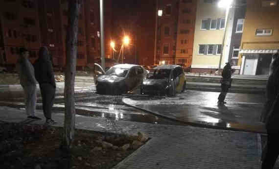 на улице Комбрига Потапова загорелись и взорвались три автомобиля