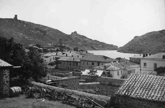 Дома Гинали и Мануйли (в центре снимка) в 1897 г. 
