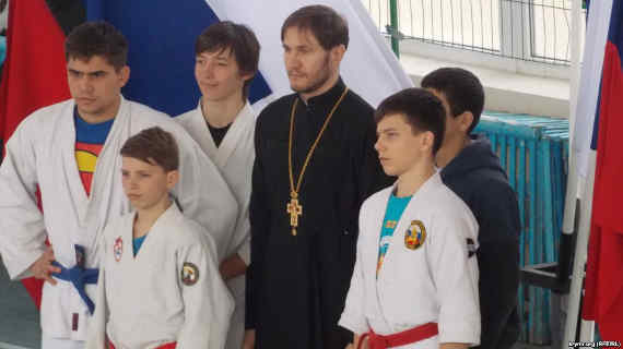 Юных спортсменов привел священник – клирик Свято-Владимирского собора в Херсонесе, протоиерей Александр Примак