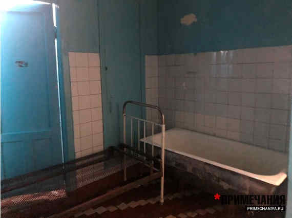 Не хватает коек, в ванной нашей палаты установлено дополнительное место 