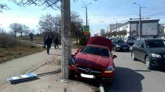 В Севастополе Mercedes «поцеловал» столб