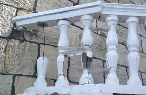 В центре Севастополя у набережной Корнилова балюстрада держится на липкой ленте