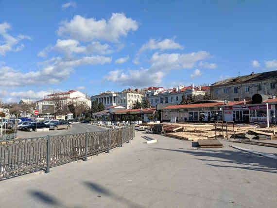 В Артбухте на месте каменных вазонов, которые чиновники позаимствовали у предпринимателей, чтобы оградить прогулочную зону от проезжей части, установили новый металлический забор