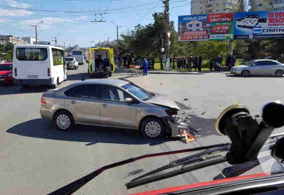 Пострадавший пешеход, два поврежденных автомобиля, снесенные дорожные знаки и машина под деревом - итог столкновения автомобилей Volkswagen Polo и Daewoo Lanos на проспекте Генерала Острякова