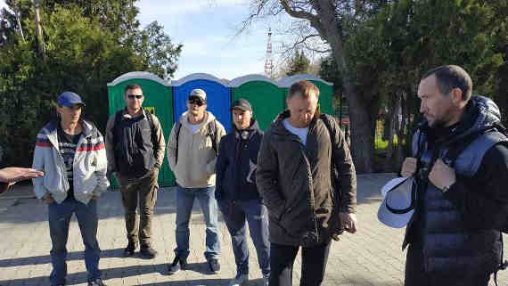 Строители, занимающиеся реконструкцией Исторического бульвара в Севастополе, с сегодняшнего дня отказались продолжать работу из-за задержки по выплате зарплаты в 2 месяца