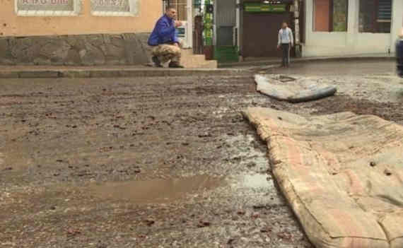 В Крыму появилась новая инициатива - «Заматрась дорогу».