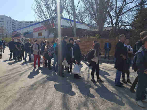 очередь на остановке возле ЦУМа
