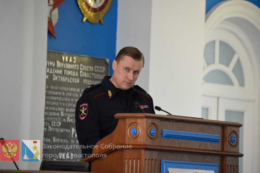 начальник управления МВД по городу Севастополю Василий Павлов на заседании городского парламента