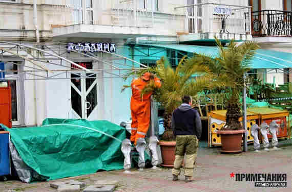 На набережной Назукина в Балаклаве демонтируют террасы кафе