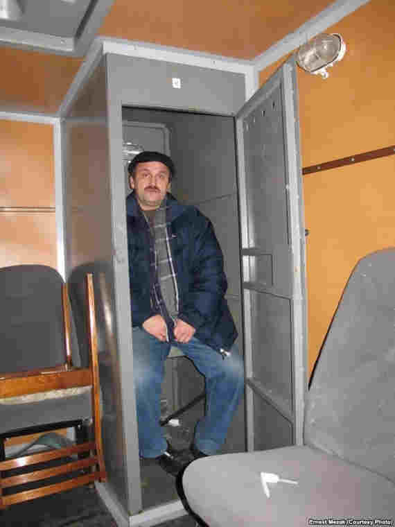 "Стакан" в полицейском автозаке