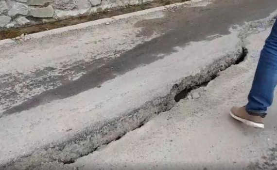 Из-за оползня на Ай-Петри треснул асфальт