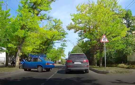 В Севастополе «Москвич» въехал в дерево