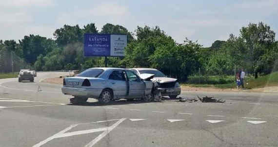 На выезде из Севастополя столкнулись автомобили марок Mercedes и Chevrolet. Авария произошла в районе поворота на село Орловку и посёлок Кача