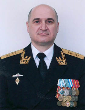 Игорь Владимирович Осипов родился 6 марта 1973 (Новошумное, Кустанайская область, Казахская ССР, СССР).  В 1995 году окончил Высшее военно-морское училище подводного плавания имени Ленинского комсомола в Санкт-Петербурге.