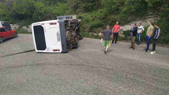 В Севастополе на повороте перевернулась маршрутка