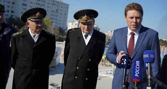 Перед Днем Победы глава Севастополя все чаще появляется на публике в окружении ветеранов, демонстрируя заботу о них. На деле многие ветераны города в отчаянии - они не могут получить ни жилья, ни положенных по закону льгот.