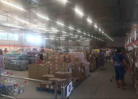 Внутри магазина неуютно. Торговый зал напоминает ангар, заходя в который очень быстро понимаешь: это магазин недорогих товаров, и никаких усилий для создания комфортной обстановки в нем никто даже не пытался предпринять. Товар разложен прямо на полу, на палетах