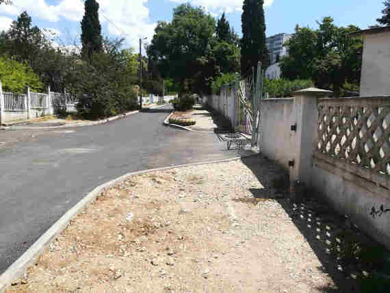 На улице Ефремова сделали дорогу, но забыли про тротуары