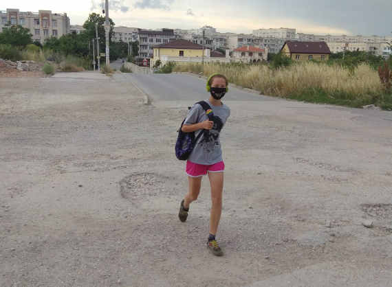 Жители дома на ул. Кесаева видят то, чем дышат. Причина тому – незавершенное строительство «сквозного» участка дороги, соединяющего Столетовский проспект и ул. Маячную.