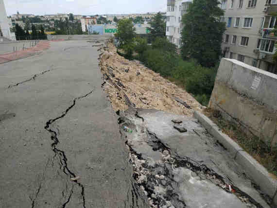  подпорная стена на Проспекте Победы, обвалившаяся еще в апреле