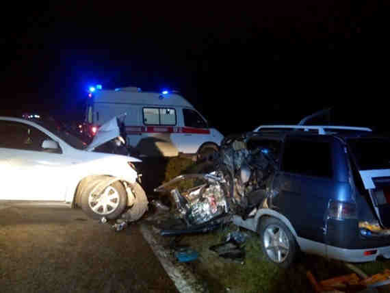 Один человек погиб и четверо человек, среди которых двое детей, пострадали в дорожно-транспортном происшествии на автодороге Евпатория – Черноморское.