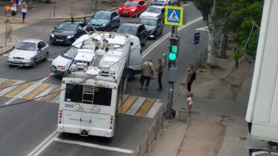 В Севастополе на пешеходном переходе столкнулись троллейбус и микроавтобус. ДТП произошло в районе остановки «Университет» на улице Гоголя