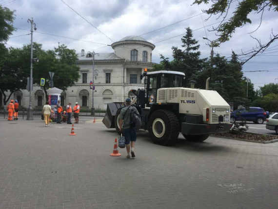 В четверг, 13 июня, «Севавтодор» спешно пригнал строительную технику на площадь Ушакова для демонтажа афишной тумбы. Предотвратить варварское уничтожение исторически ценного объекта удалось лишь чудом, вспоминает Наталья Данилова.