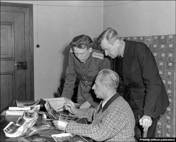 Капитан Гришаев с личным фотографом Гитлера Генрихом Гофманом и неустановленным лицом из американской делегации