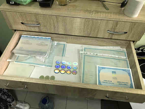 подозреваемый с 2016 года вел деятельность по изготовлению документов различных органов и ведомств России, стран СНГ, а также СССР. На одном из запрещенных сайтов он закупал бланки, а затем печатал документы с помощью самостоятельно изготовленных штампов и печатей