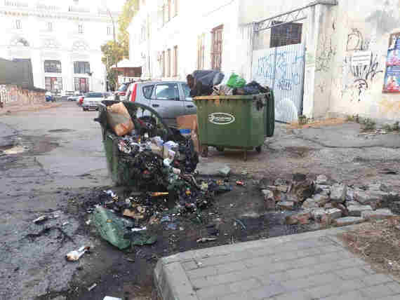 Сожжённый контейнер в центре Севастополя