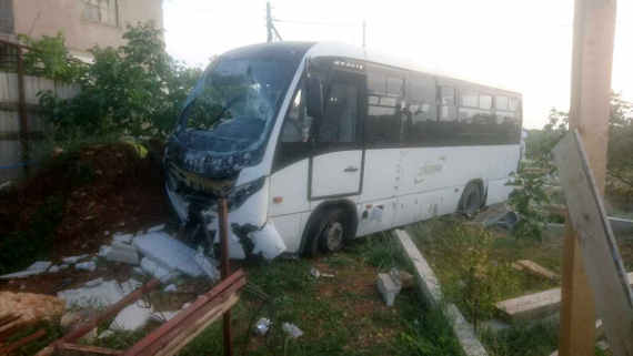 В Севастополе водитель маршрутного автобуса, не справившись с управлением, протаранил забор частного дома №20 в садовом товариществе «Жилищник» и въехал на территорию участка. В результате ДТП пострадали три человека