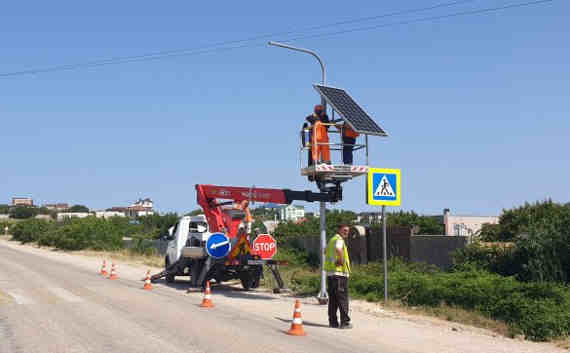 ГБУ «Севастопольский Автодор» продолжает работы по установке опор освещения и автономных осветительных комплексов в районе нерегулируемых пешеходных переходов на пригородных дорогах.