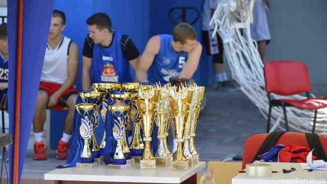streetball По итогам состязаний были определены победители, которых наградили памятными кубками, медалями, сертификатами в кинотеатр «Муссон», на каток «Муссон», а также денежными призами
