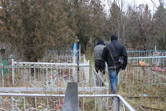  Спустя несколько дней сообщники перевезли пострадавшего в село Соколиное Бахчисарайского района, где он скончался. Чтобы скрыть совершенное преступление, ночью тело мужчины закопали на кладбище села, а его вещи сожгли